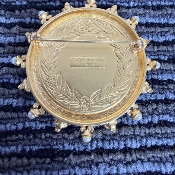 VINTAGE AVON SMITHSONIAN CHARLES
X OF FRANCE PSYCHE & CHERUBS
CAMEO BROOCH - Picture 5 of 9